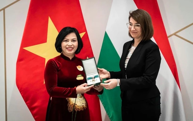 Hungarian Officer’s Cross of Merit bestowed on Vietnamese diplomat